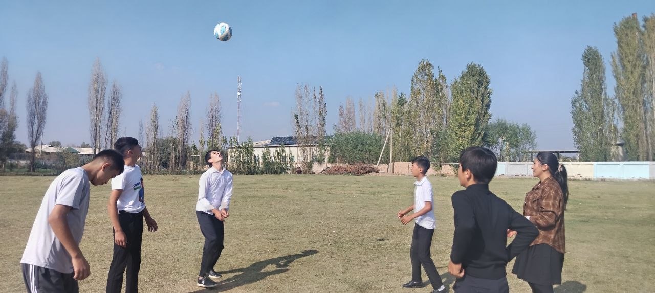 🏐⚽ 9-«A» sinf — sport va sog‘lomlashtirish haftaligi doirasida voleybol va futbol o‘yinlaridan lavhalar!