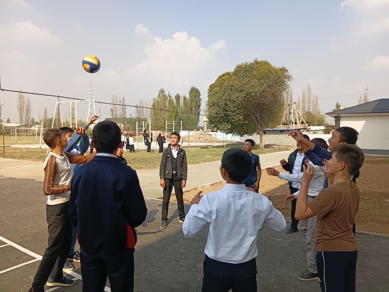 🏐 8-“A” sinf — sport haftaligi maydonida!