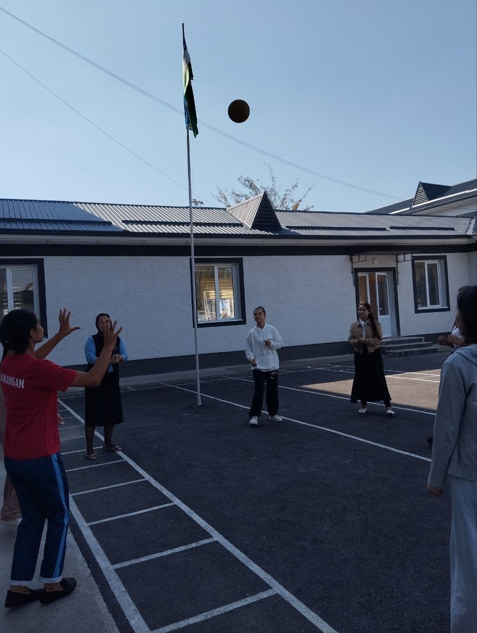 10- sinf qizlarining voleybol oʻyinlaridan lavhalar