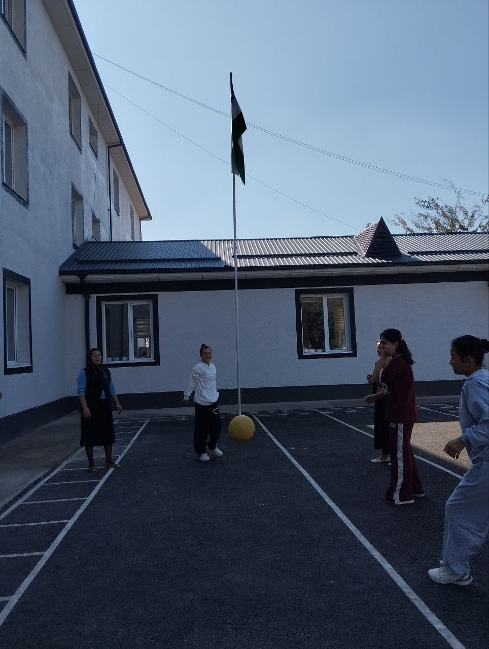 10- sinf qizlarining voleybol oʻyinlaridan lavhalar