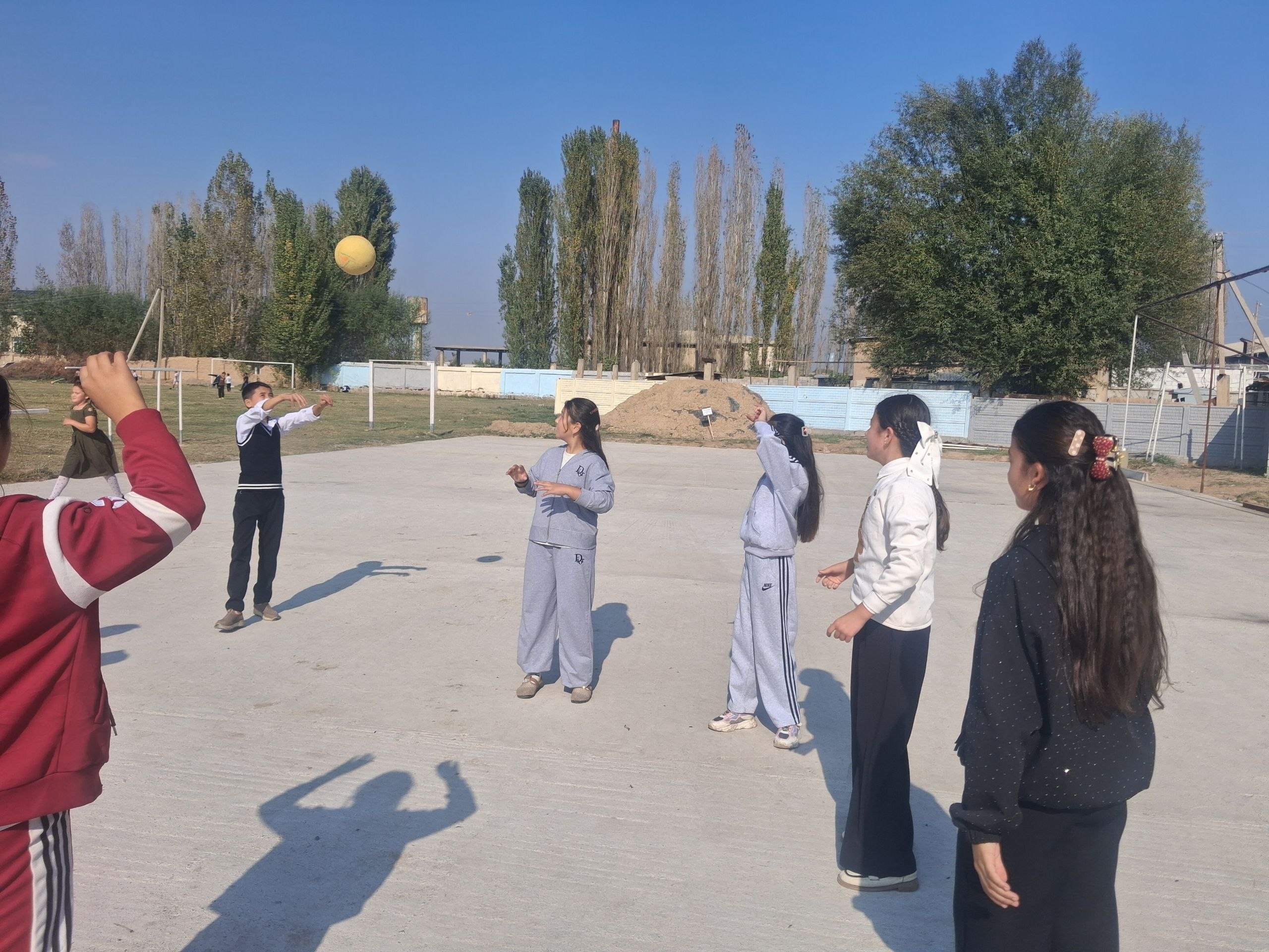 6 b sinf oʻquvchilari  "Sport va sogʻlomlashtirish" haftaligida voleybol oʻyinlari boʻlib oʻtdi