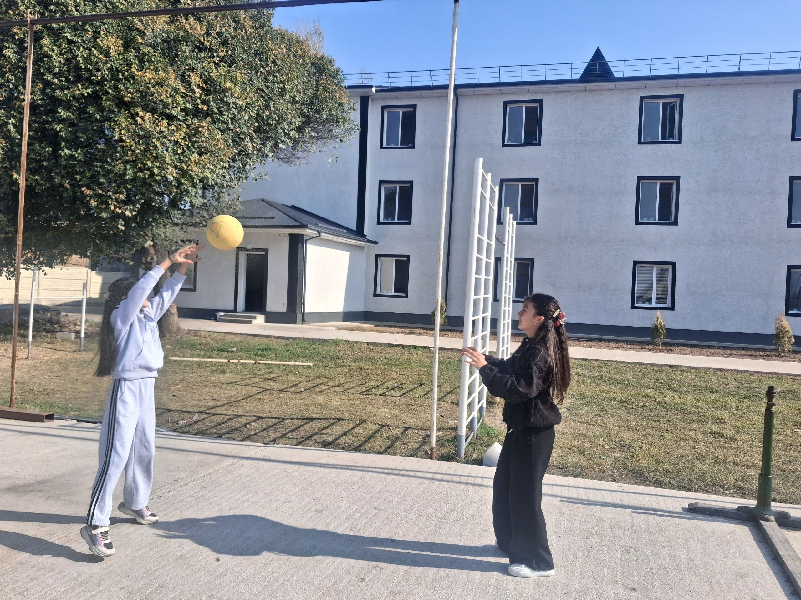 6 b sinf oʻquvchilari  "Sport va sogʻlomlashtirish" haftaligida voleybol oʻyinlari boʻlib oʻtdi