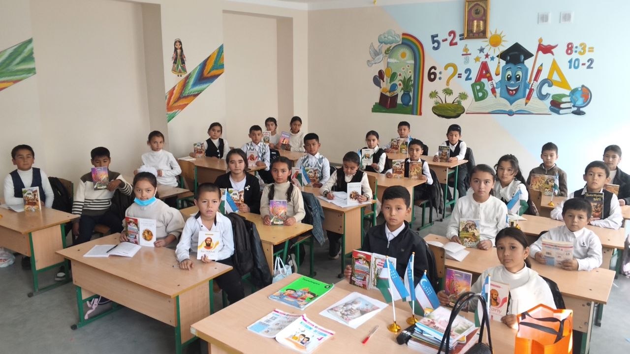 14- maktab 4-b sinf oʻquvchilari kitob yarmarkasidan kitoblar xarid qildilar