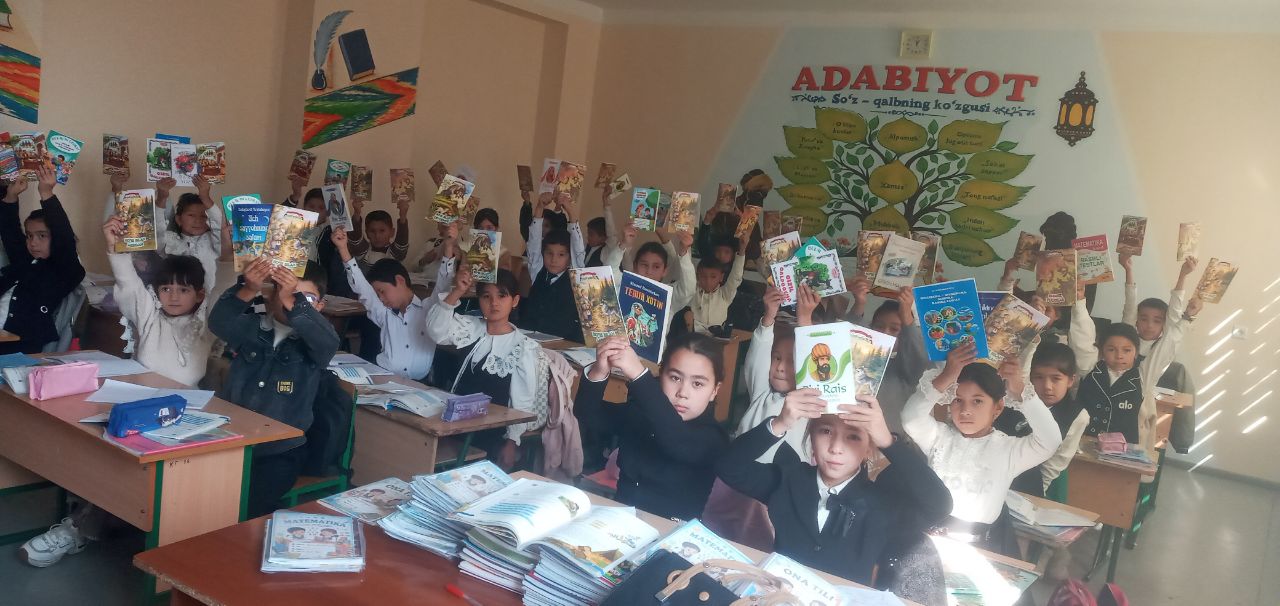 3 - A sinf o'quvchilari kitob yarmarkasida faol ishtirok etishdi. Har bitta o'quvchi 3 , 4 tadan kitob olishdi.
