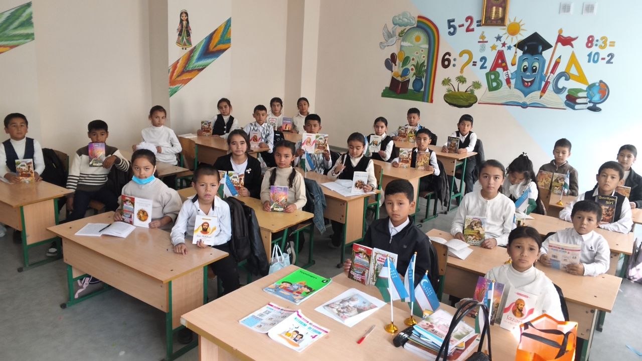 14- maktab 4-b sinf oʻquvchilari kitob yarmarkasidan kitoblar xarid qildilar